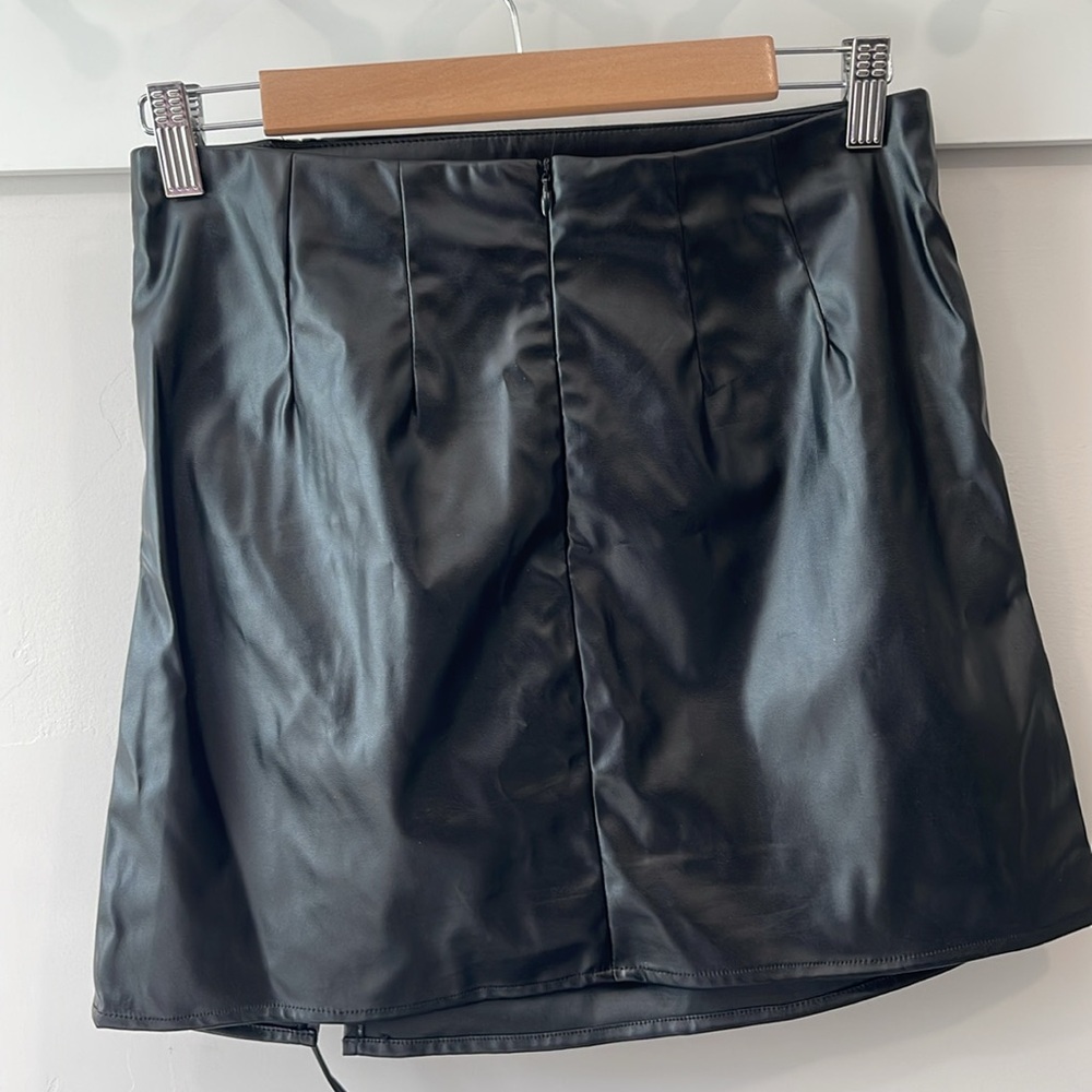Cider, Edgy style, faux leather black mini skirt - Picture 2 of 7